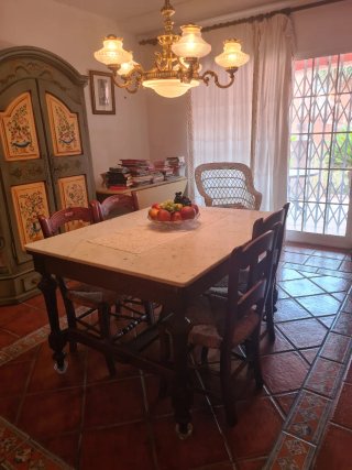 Mesa de comedor antigua de mármol y madera