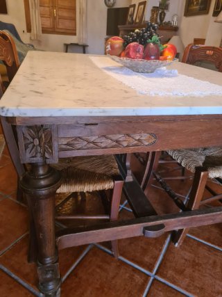 Mesa de comedor antigua de mármol y madera