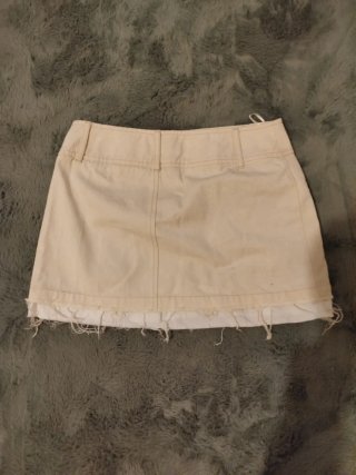 Falda beige con rotos