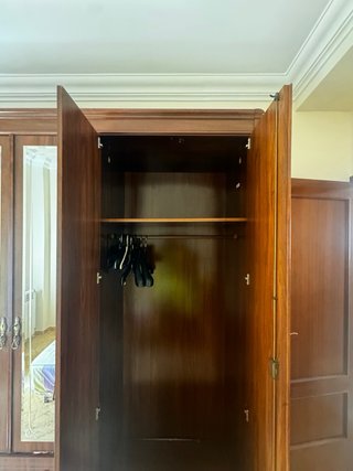 Armario de madera con puertas y espejos