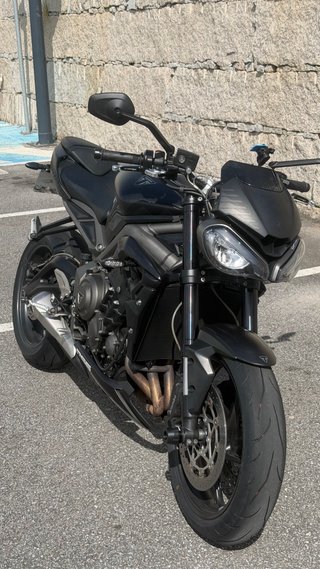 Triumph Street Triple 765 Negra