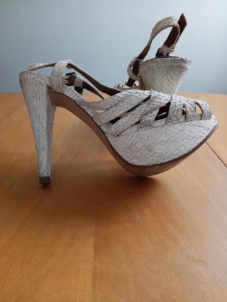 Sandalias Zara efecto piel serpiente T.36