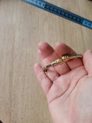 Pulsera dorada y plateada con diseño trenzado