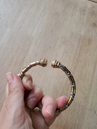 Pulsera dorada y plateada con diseño trenzado