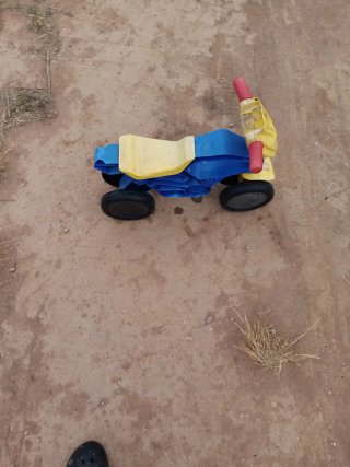 Andador infantil azul y amarillo
