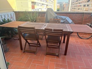 Mesa y sillas de exterior de madera