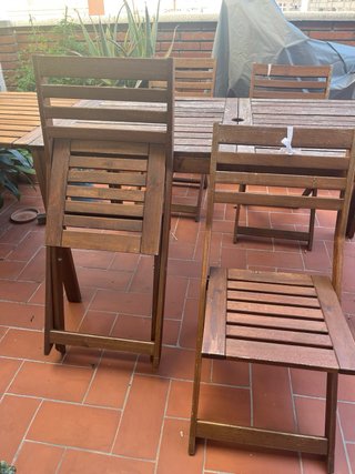 Mesa y sillas de exterior de madera