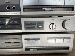 Equipo de música Sony con altavoces