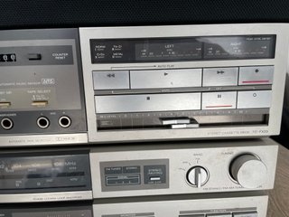 Equipo de música Sony con altavoces