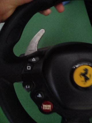 Volante Ferrari Thrustmaster como nuevo