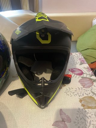 Casco de moto integral negro y amarillo Distintos