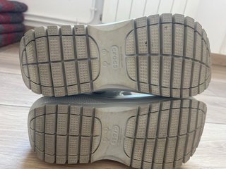 Sandalias Crocs Plataforma con Cadena y Safety Pin
