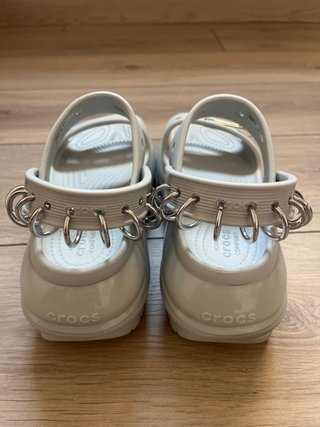 Sandalias Crocs Plataforma con Cadena y Safety Pin