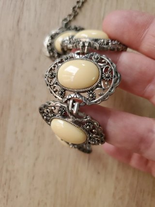 Pulsera plateada con camafeos beige