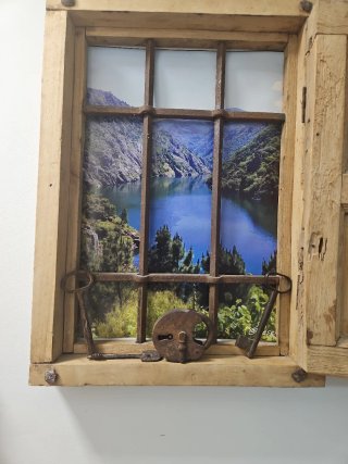 Ventana antigua madera con barrotes
