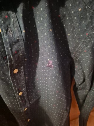 Camisa Scalpers azul con microestampado