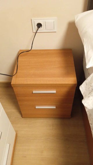 Muebles de habitación: armario, mesitas y 2 sifoni