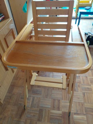 Trona de madera