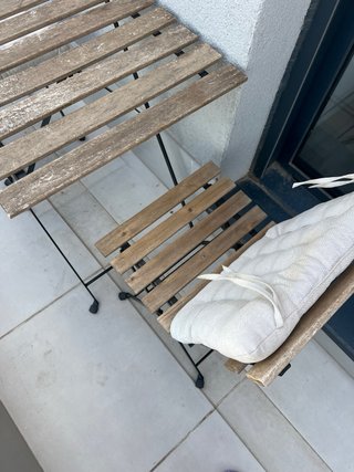 Mesa y 2 sillas madera terraza Ikea con cojines