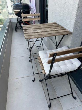 Mesa y 2 sillas madera terraza Ikea con cojines