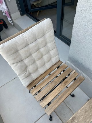 Mesa y 2 sillas madera terraza Ikea con cojines