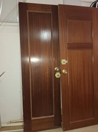 Puertas de madera con pomos