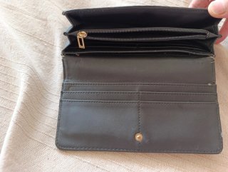 Cartera Guess Los Ángeles Negra y Dorada