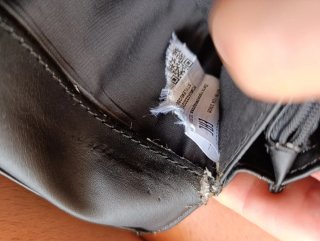 Cartera Guess Los Ángeles Negra y Dorada