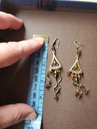 Pendientes dorados con abalorios marrones