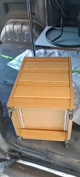 Mesita de madera con ruedas