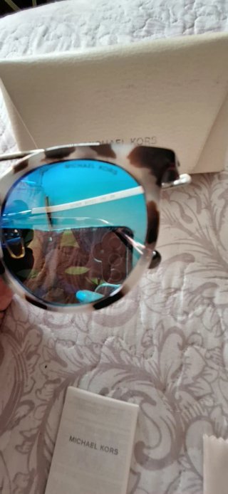 Gafas de sol Michael Kors con etiquetas