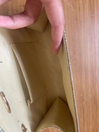 Elegante bolso de mano dorado