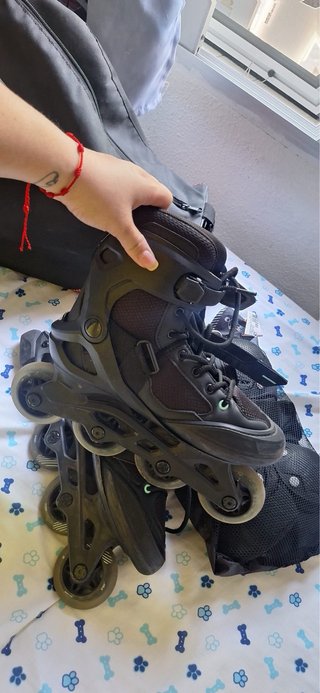 Patines en línea negros y protecciones