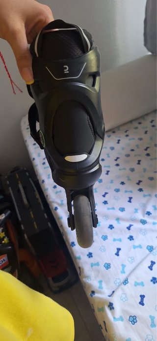 Patines en línea negros y protecciones