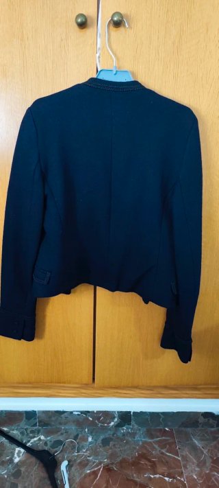 Chaqueta punto negra corta con botones