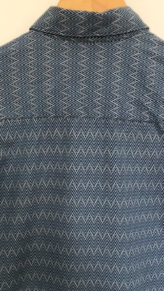 Camisa hombre azul con estampado geométrico