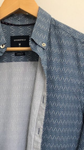 Camisa hombre azul con estampado geométrico