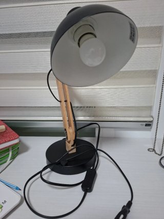 Lámpara de escritorio flexo madera y metal