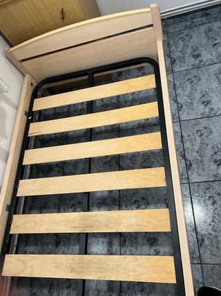 Cama individual de madera y metal
