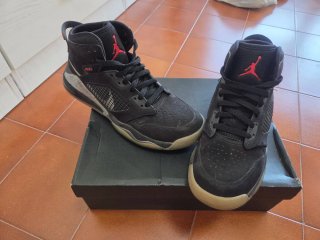 Zapatillas Jordan Negras y Rojas