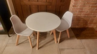 Mesa y 2 sillas infantiles