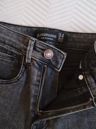 Pantalón vaquero negro gastado acampanado