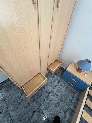 Armario de madera beige y marrón