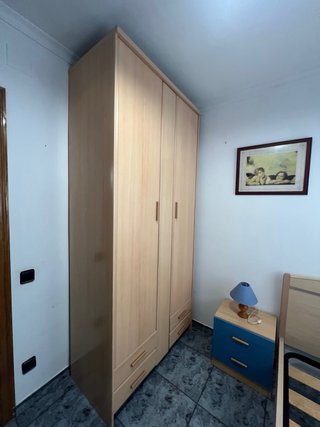 Armario de madera beige y marrón
