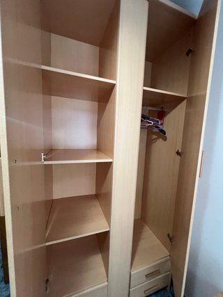 Armario de madera beige y marrón