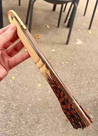 Abanico artesanal con elegante estampado