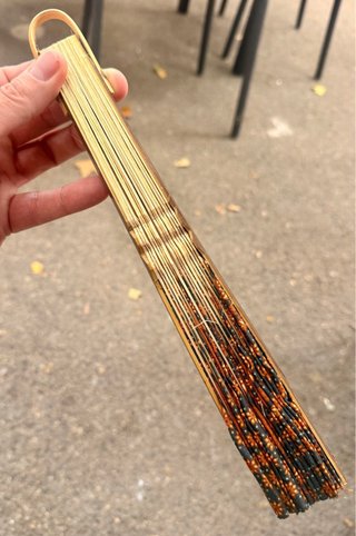 Abanico artesanal con elegante estampado