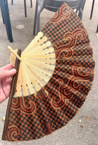 Abanico artesanal con elegante estampado