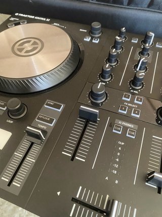 Controlador DJ Traktor Kontrol S2 MK3