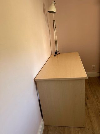 Escritorio de madera con cajones y estantes